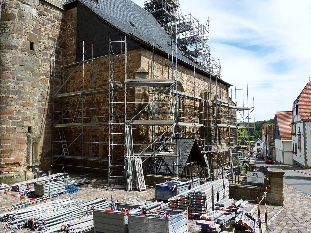 Einrüstung von St. Crescentius an der Südseite (Foto: Karl-Franz Thiede)